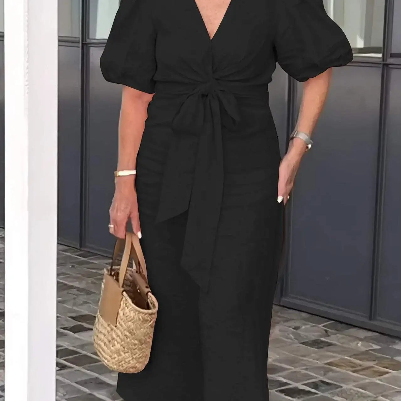LYNORA | ROBE MIDI ÉLÉGANTE À ENCOLURE EN V